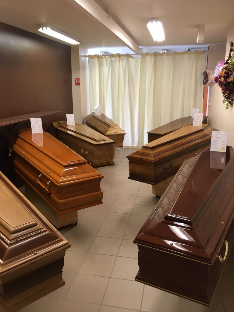 sept cercueil de different couleur