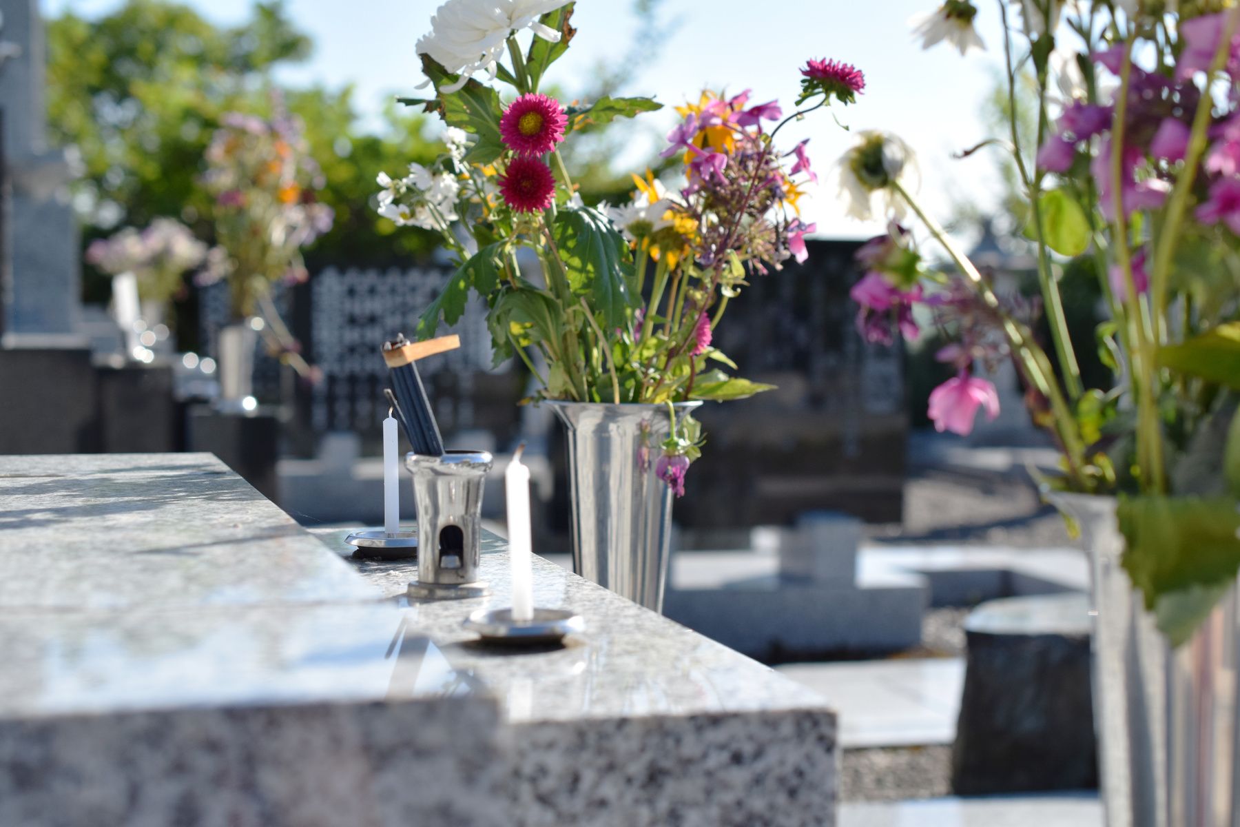 fleurs danas un vase dans un cimetiere